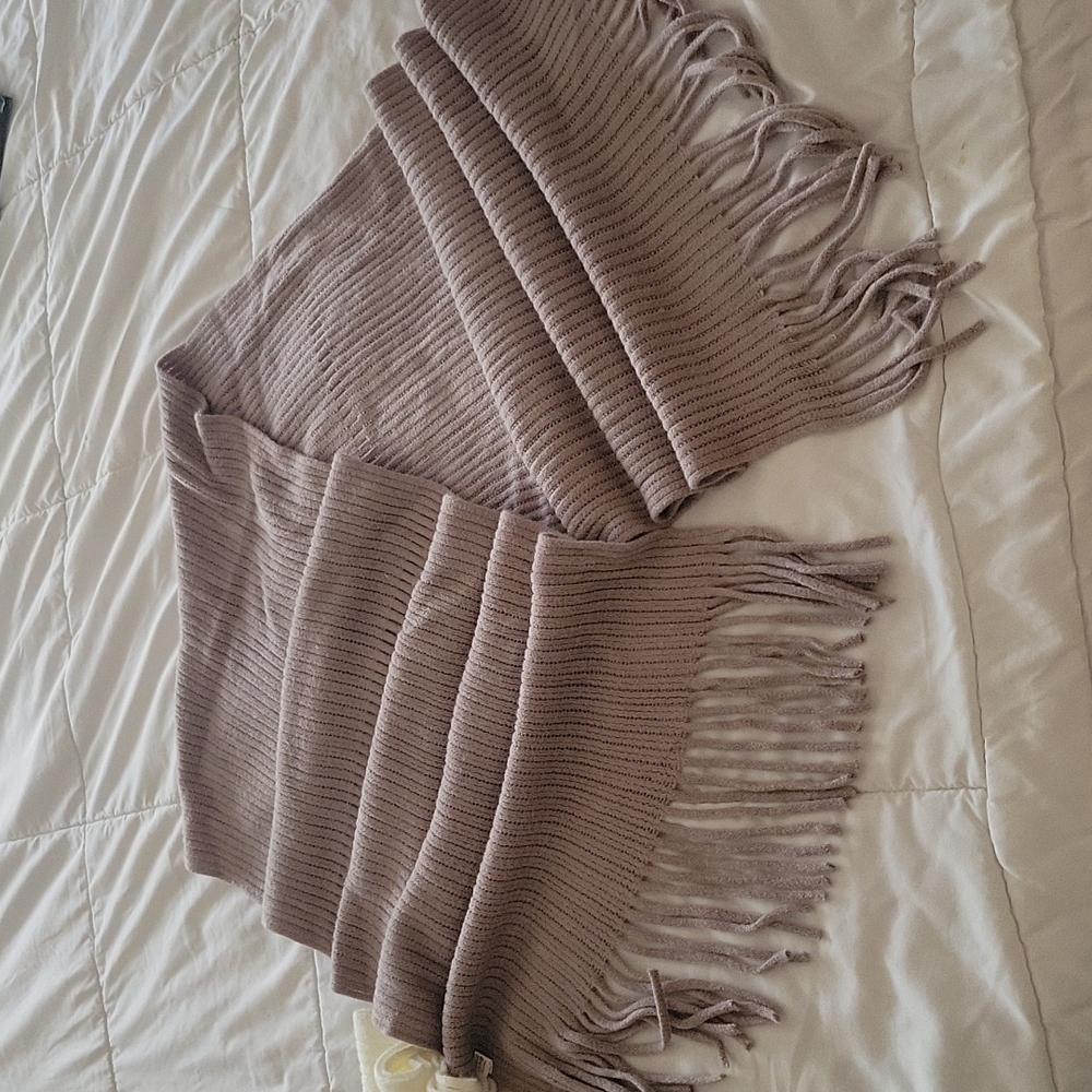 Neosan Fringe Chunky Cable Knit scarf.. Color= Grey Barely worn